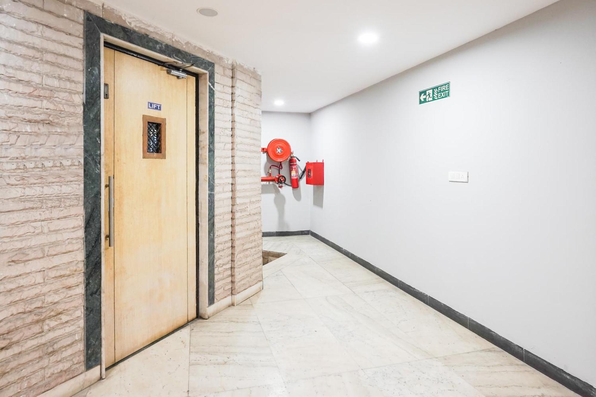 Hotel Palette Country Club Surat Exterior foto