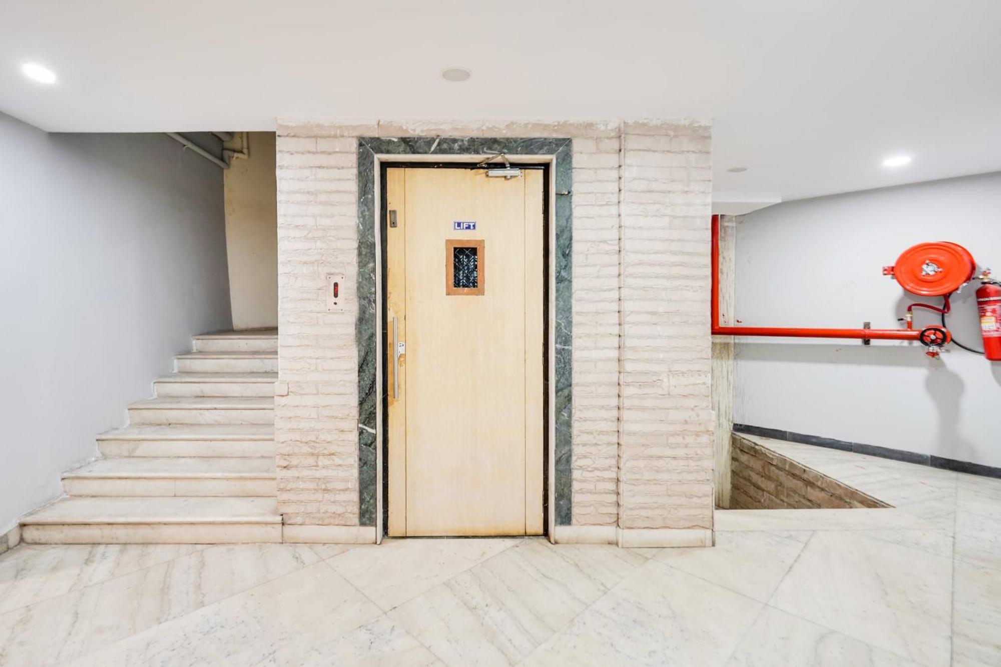 Hotel Palette Country Club Surat Exterior foto