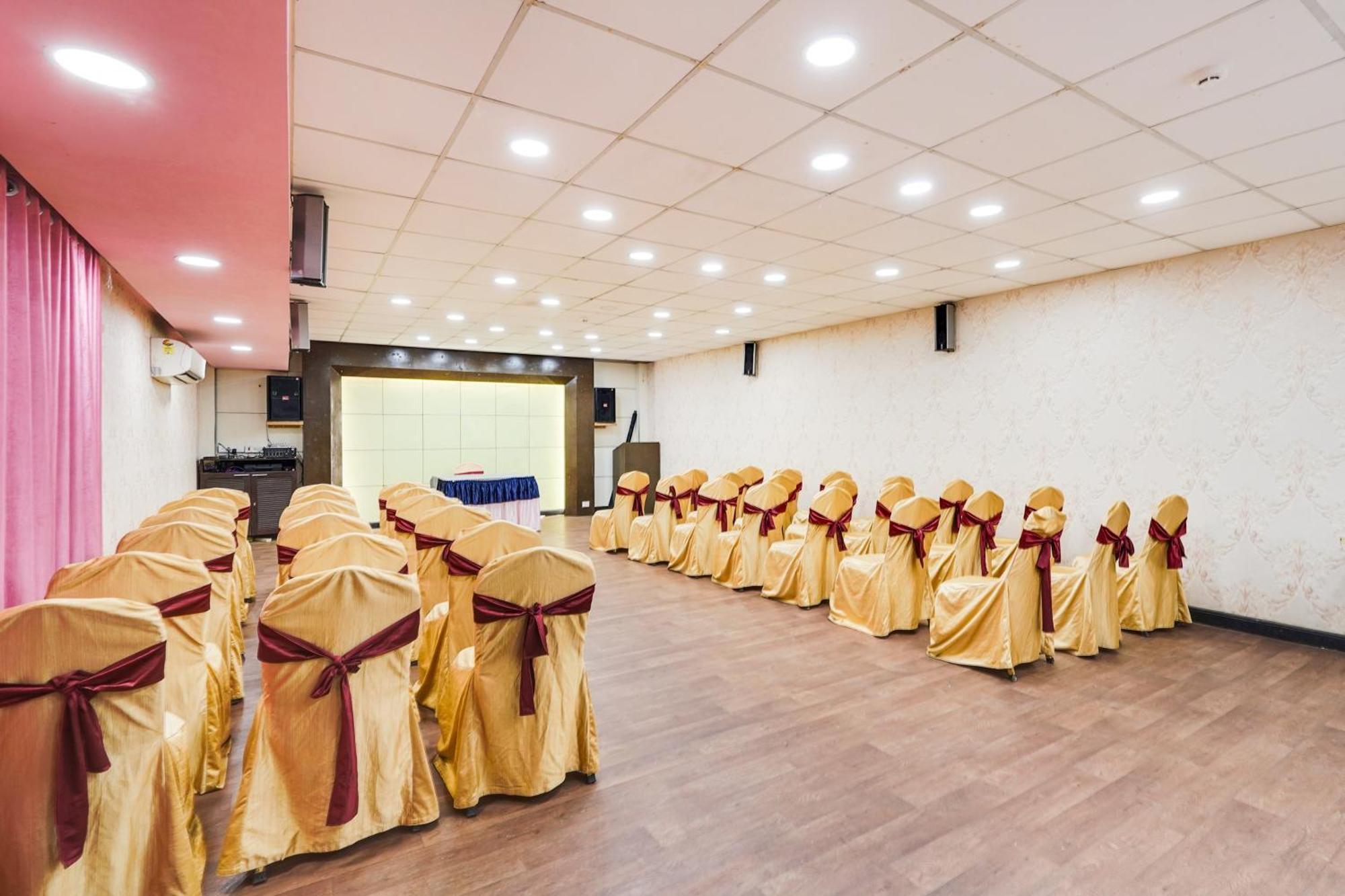 Hotel Palette Country Club Surat Exterior foto