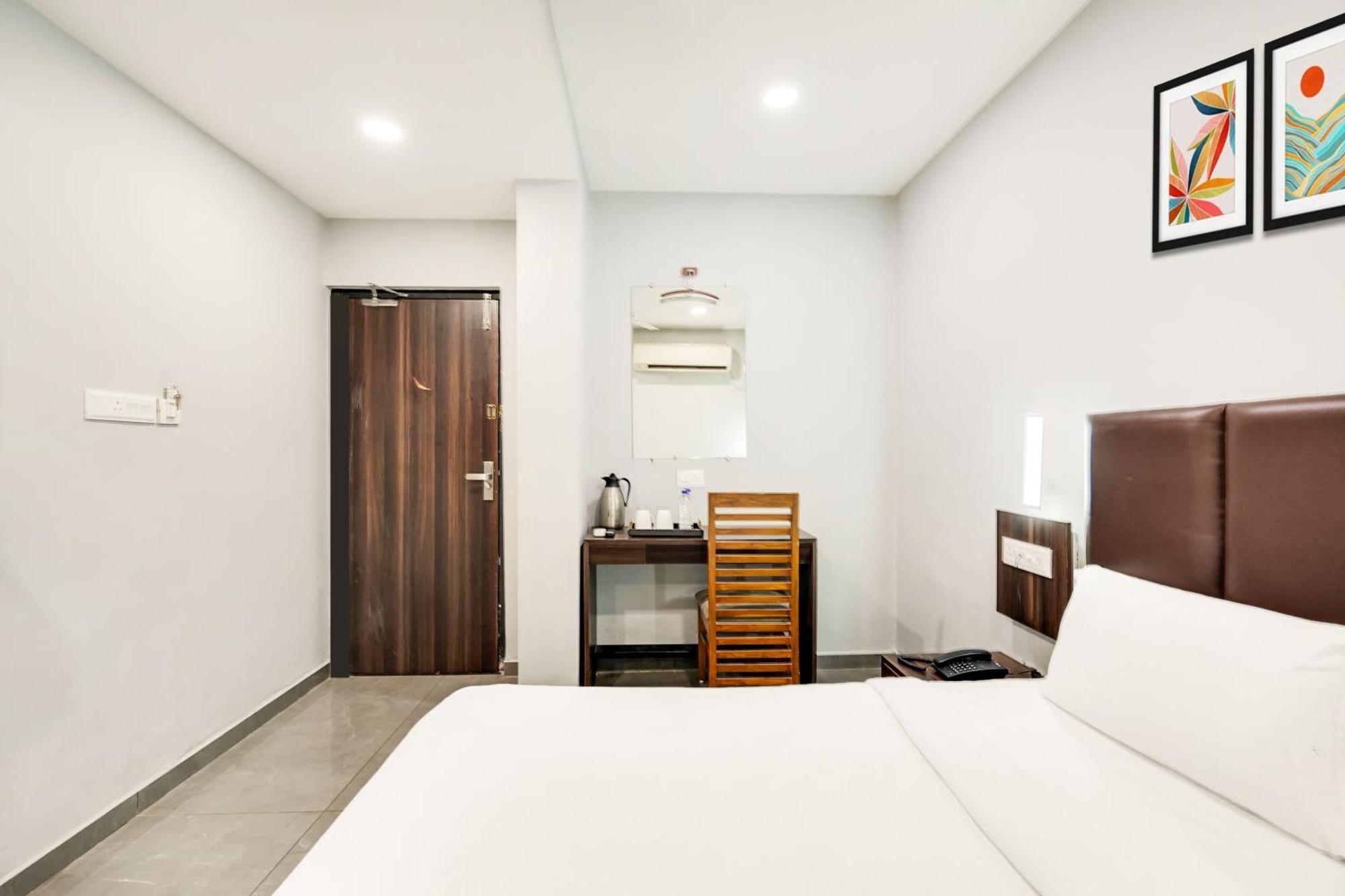 Hotel Palette Country Club Surat Exterior foto