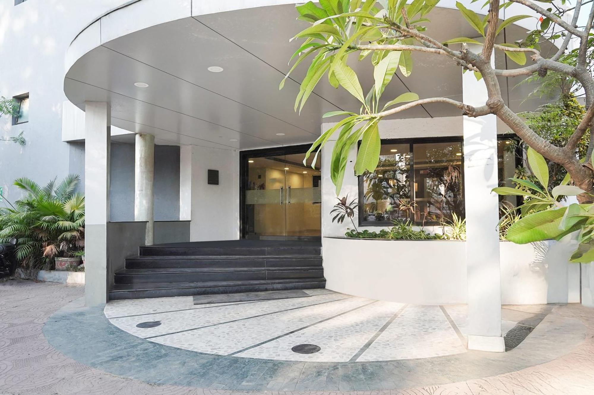 Hotel Palette Country Club Surat Exterior foto
