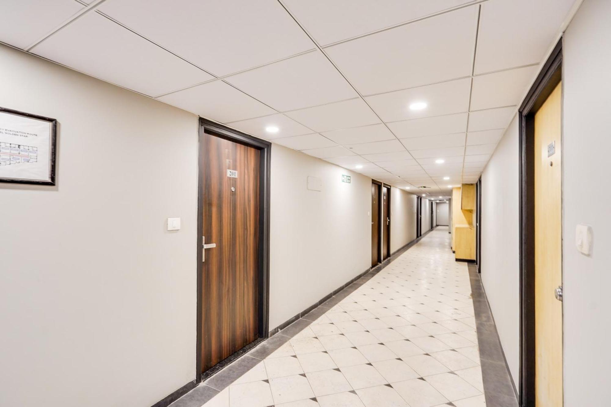 Hotel Palette Country Club Surat Exterior foto