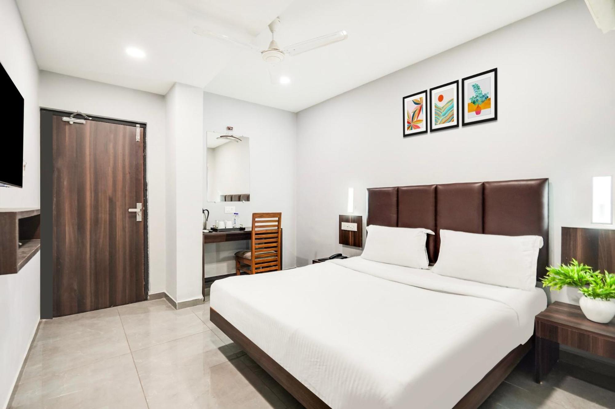 Hotel Palette Country Club Surat Exterior foto