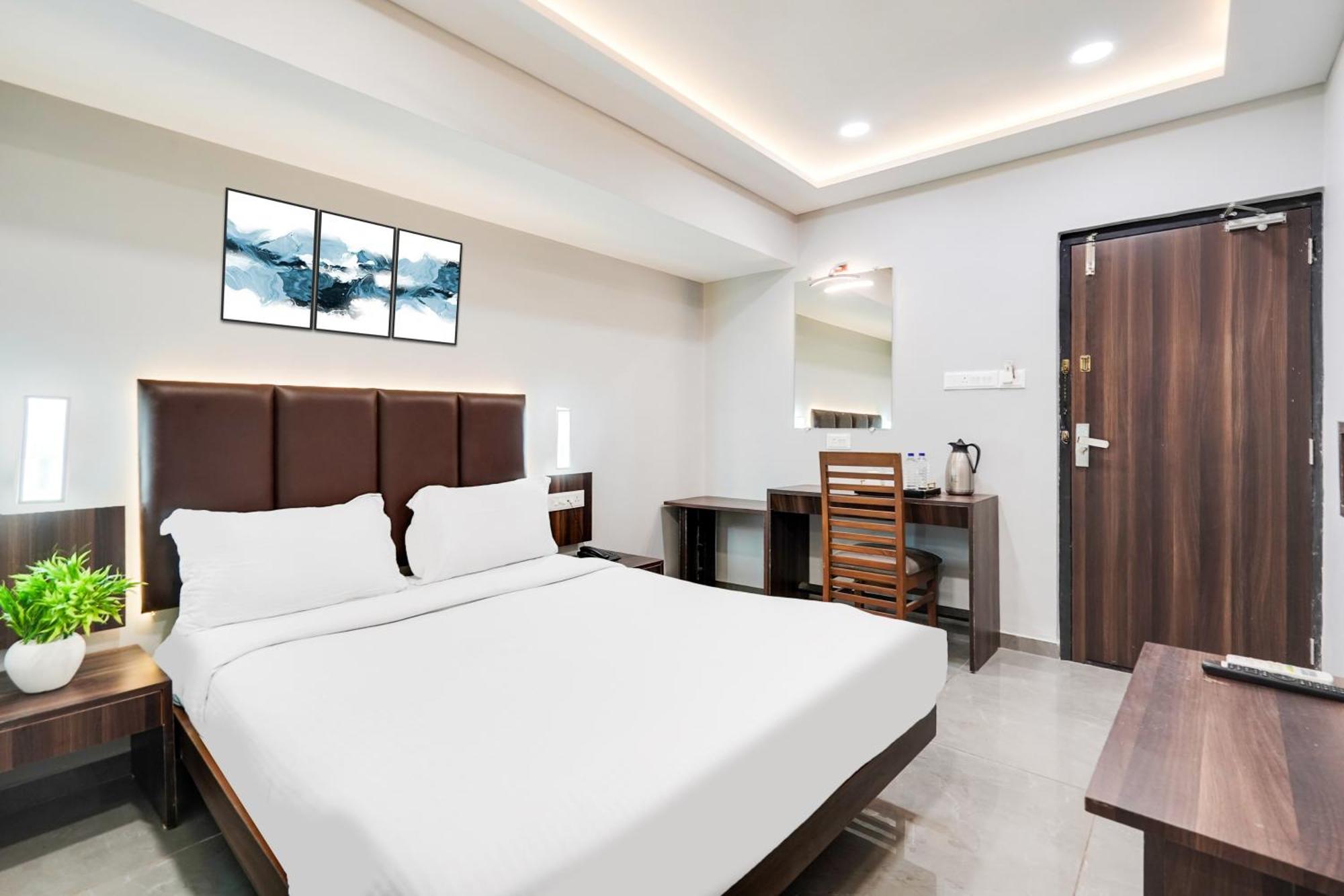 Hotel Palette Country Club Surat Exterior foto