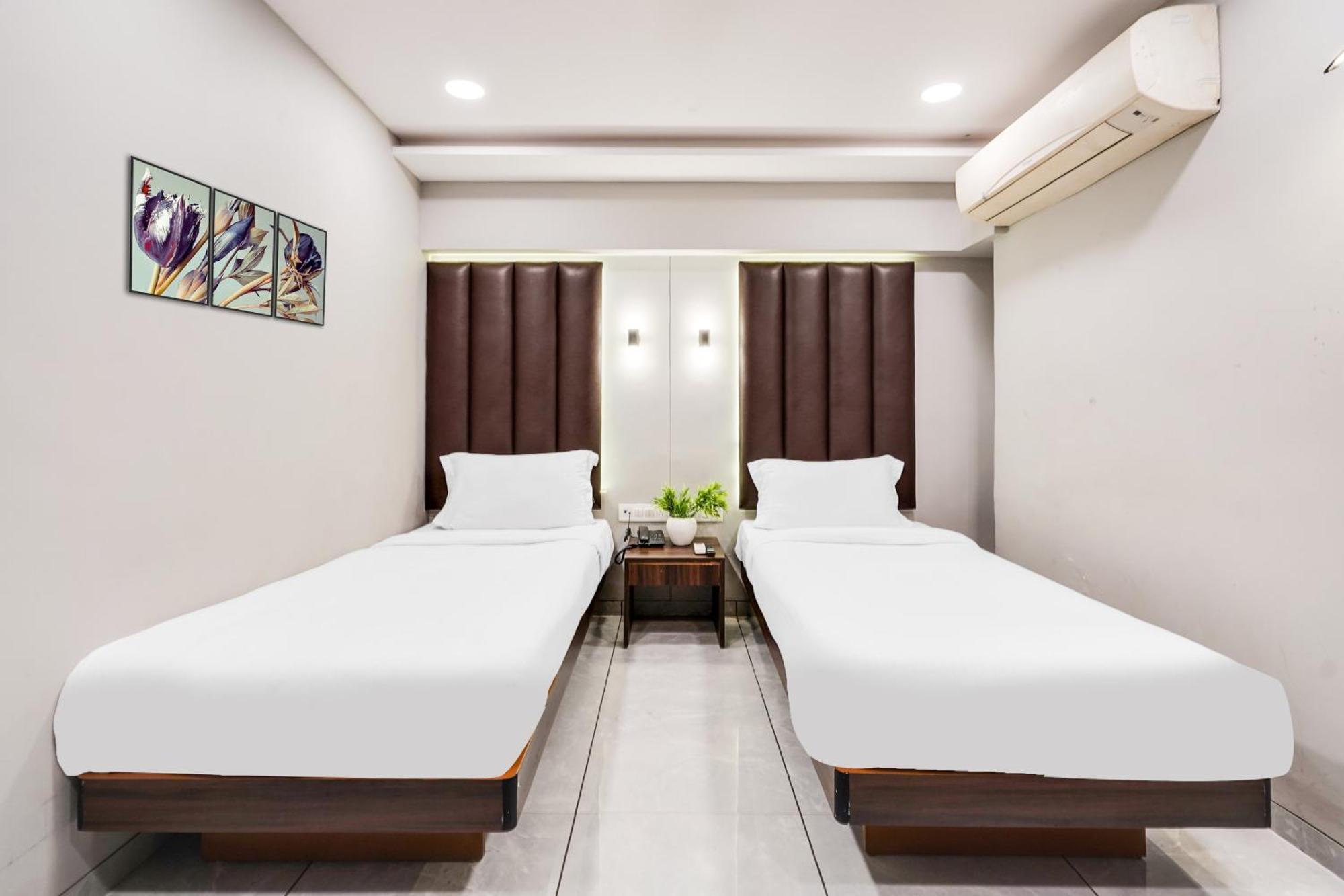 Hotel Palette Country Club Surat Exterior foto