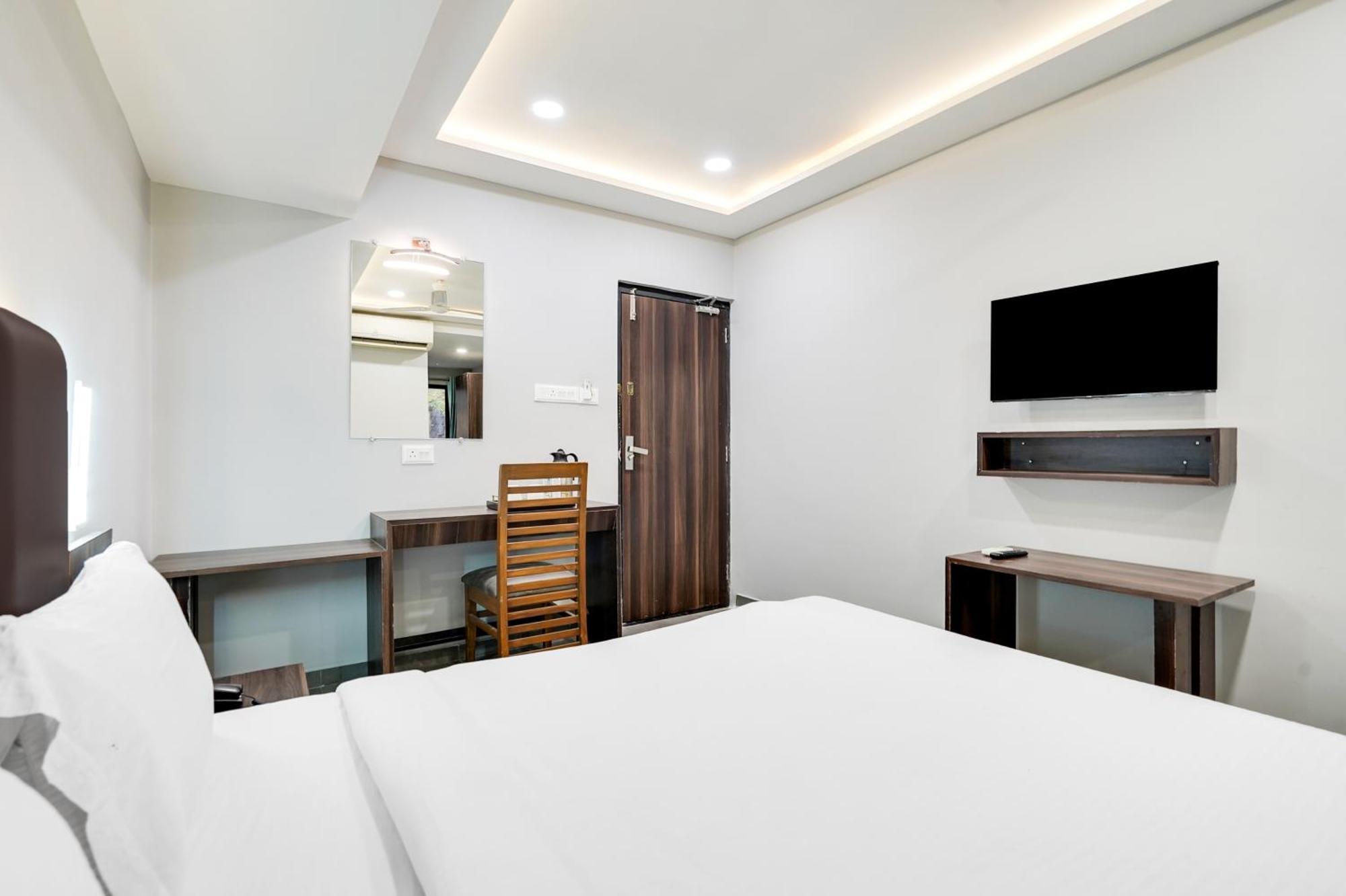 Hotel Palette Country Club Surat Exterior foto