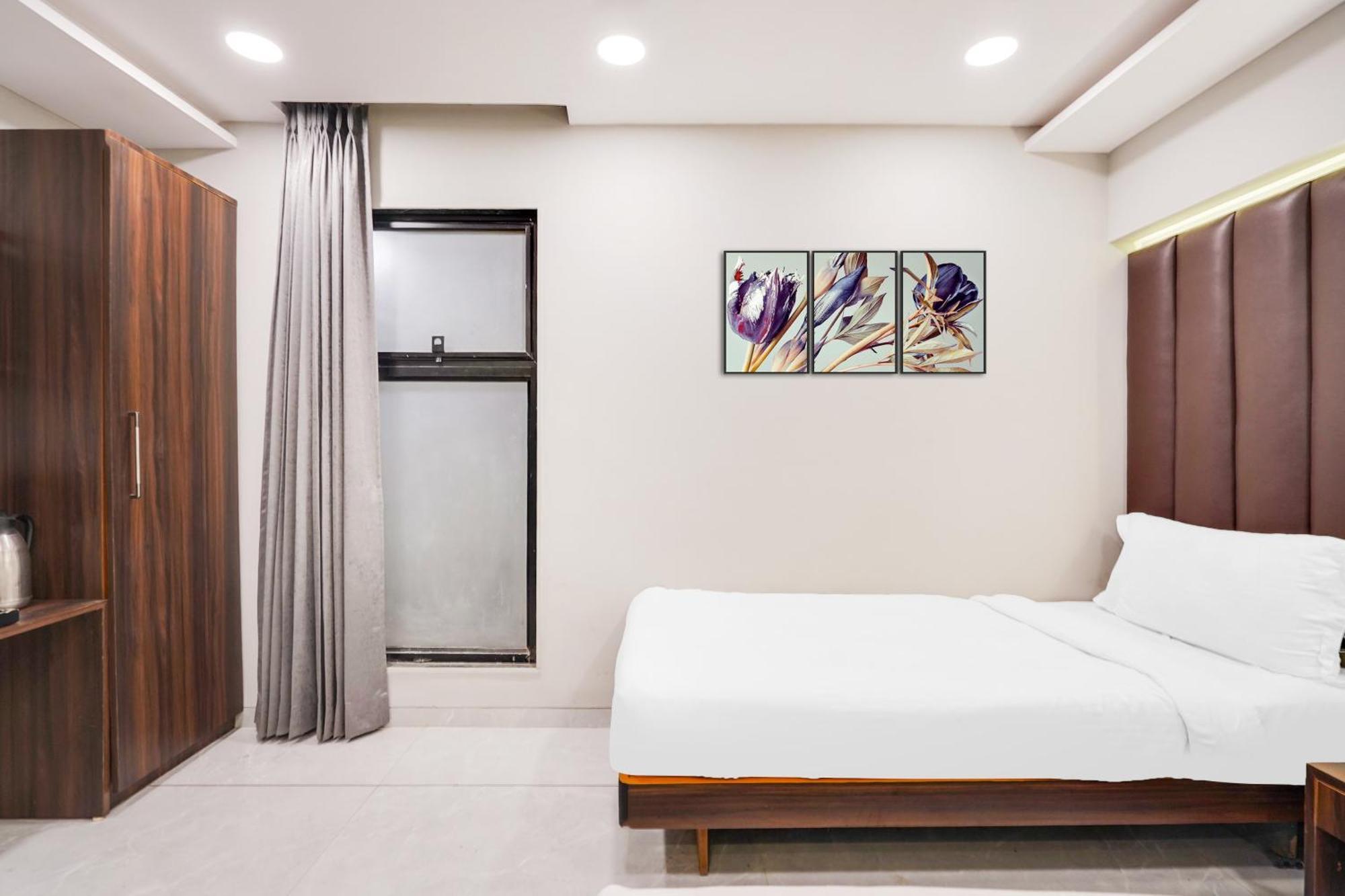 Hotel Palette Country Club Surat Exterior foto