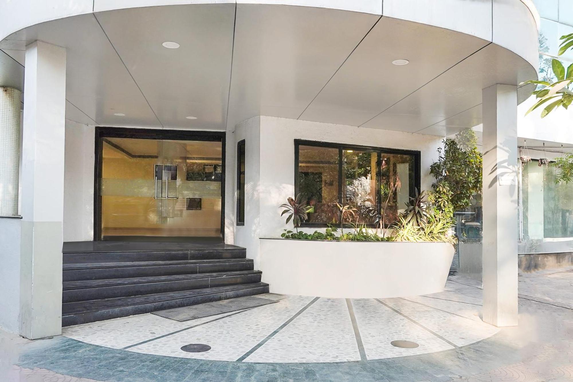 Hotel Palette Country Club Surat Exterior foto